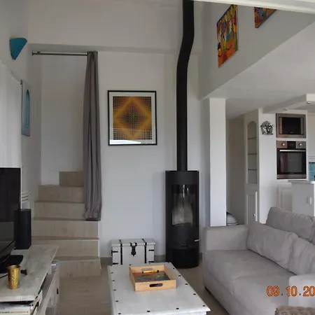 Rural With Shared Pool And Tennis Court Vakantiehuis
