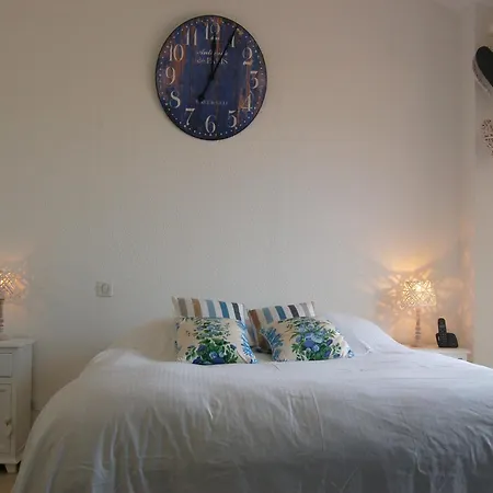Rural With Shared Pool And Tennis Court Vakantiehuis *