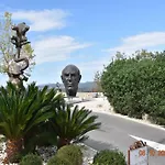Rural With Shared Pool And Tennis Court بيت للعطل *