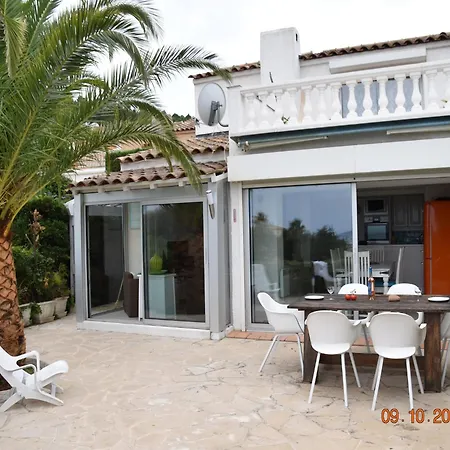 بيت للعطل Rural With Shared Pool And Tennis Court *