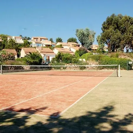 Rural With Shared Pool And Tennis Court Ferienhaus